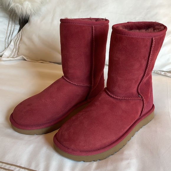 Like new medium length classic UGG boots - Picture 2 of 3